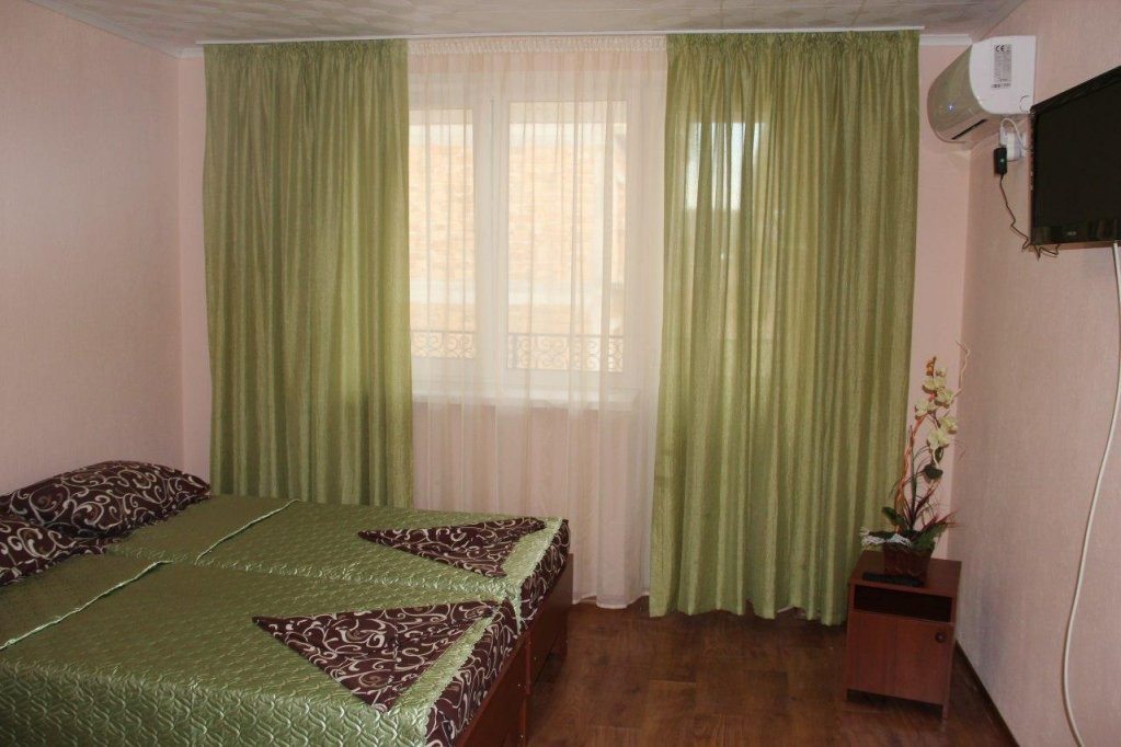 Трехместный (Улучшенный с кондиционером) мини-гостиницы Солнечная Долина, Заозерное, Крым