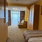 Полулюкс (ЮЖНЫЙ (3-х местный) Корпус 2 (5 метров до моря)), Мини-отель Мечта