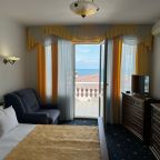 Полулюкс (ЮЖНЫЙ (3-х местный) Корпус 1 (200 метров до моря)), Мини-отель Мечта