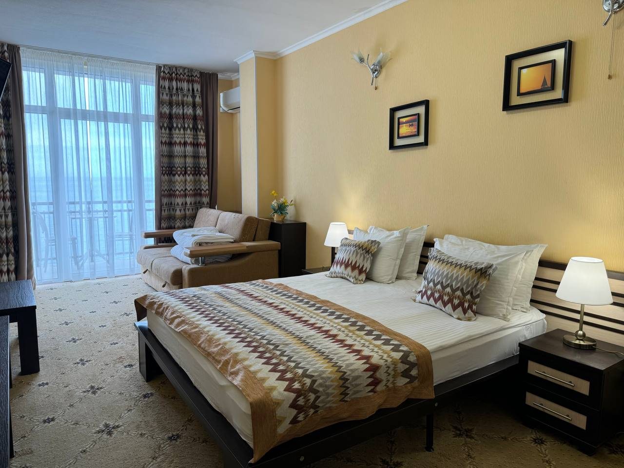 Полулюкс (ЮЖНЫЙ (4-х местный) Корпус 2 (5 метров до моря)), Мини-отель Мечта