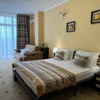 Полулюкс (ЮЖНЫЙ (4-х местный) Корпус 2 (5 метров до моря)), Мини-отель Мечта