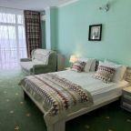 Полулюкс (ЮЖНЫЙ (4-х местный) Корпус 2 (5 метров до моря)), Мини-отель Мечта