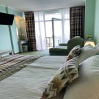 Полулюкс (ЮЖНЫЙ (4-х местный) Корпус 2 (5 метров до моря)), Мини-отель Мечта