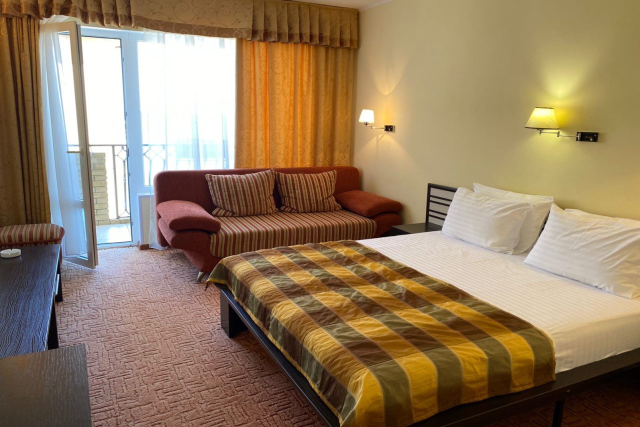 Полулюкс (ЮЖНЫЙ (4-х местный) Корпус 3 (50 метров до моря)), Мини-отель Мечта