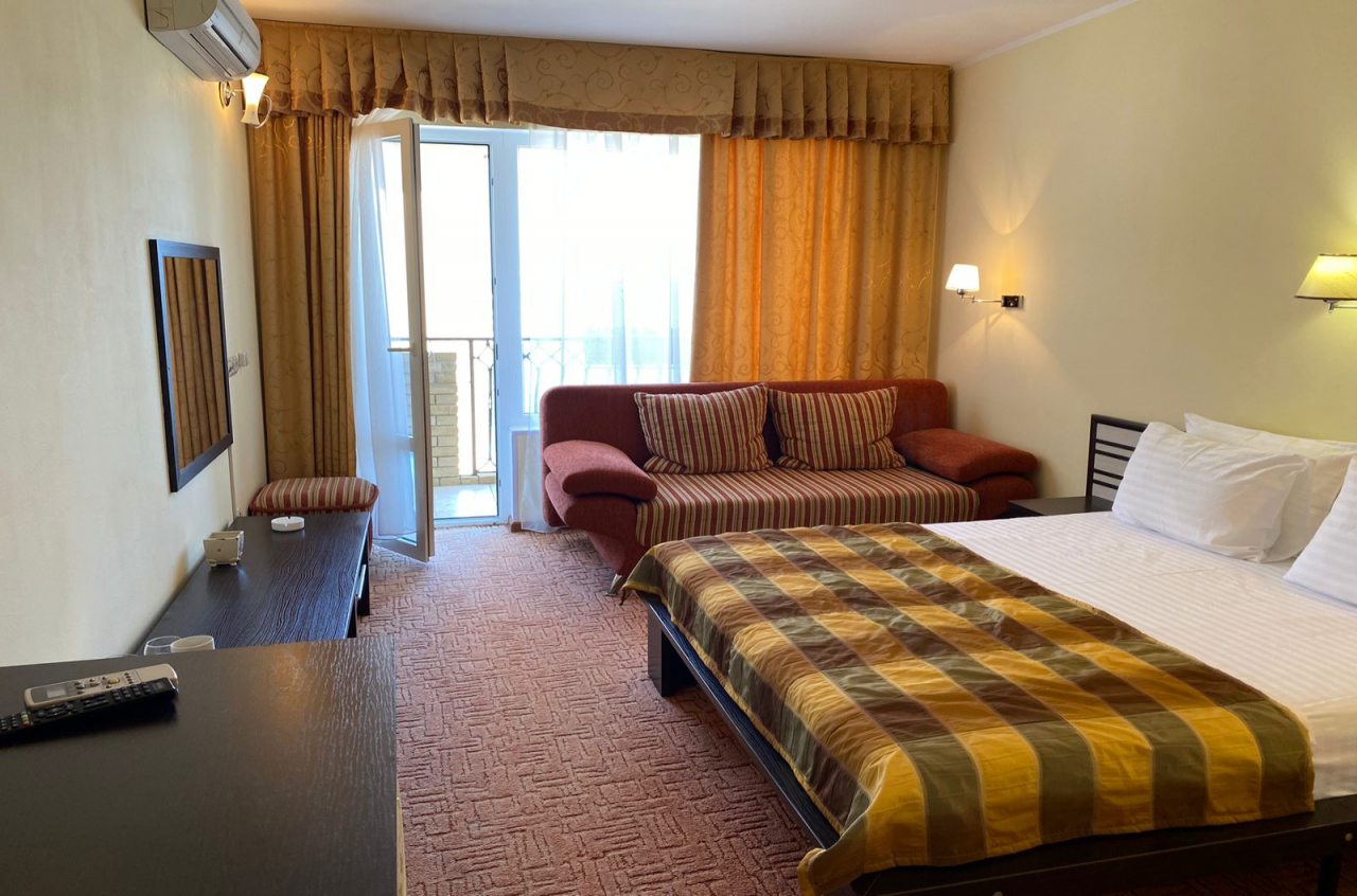 Полулюкс (ЮЖНЫЙ (4-х местный) Корпус 3 (50 метров до моря)), Мини-отель Мечта