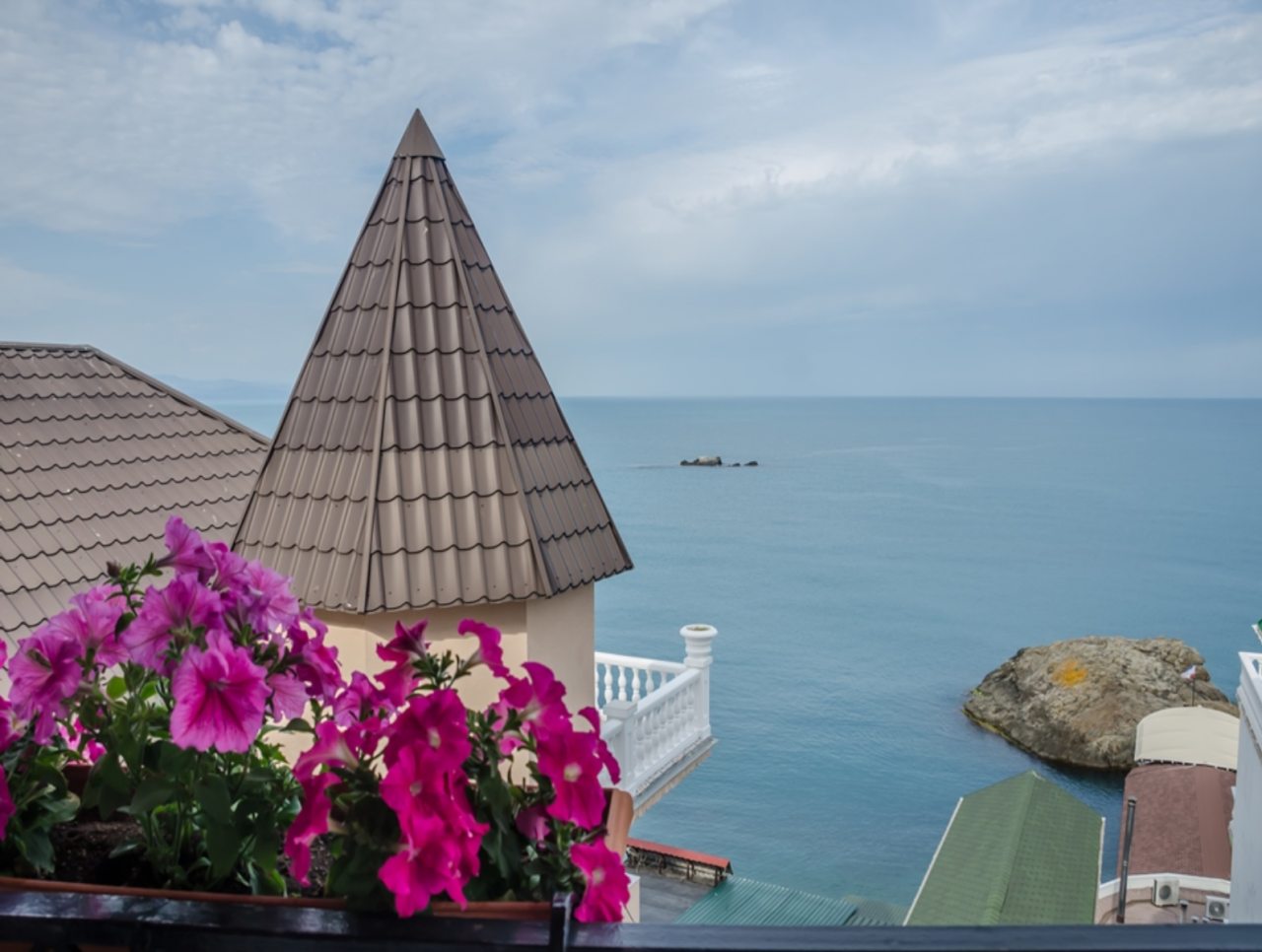 Полулюкс (ЮЖНЫЙ (4-х местный) Корпус 3 (50 метров до моря)), Мини-отель Мечта