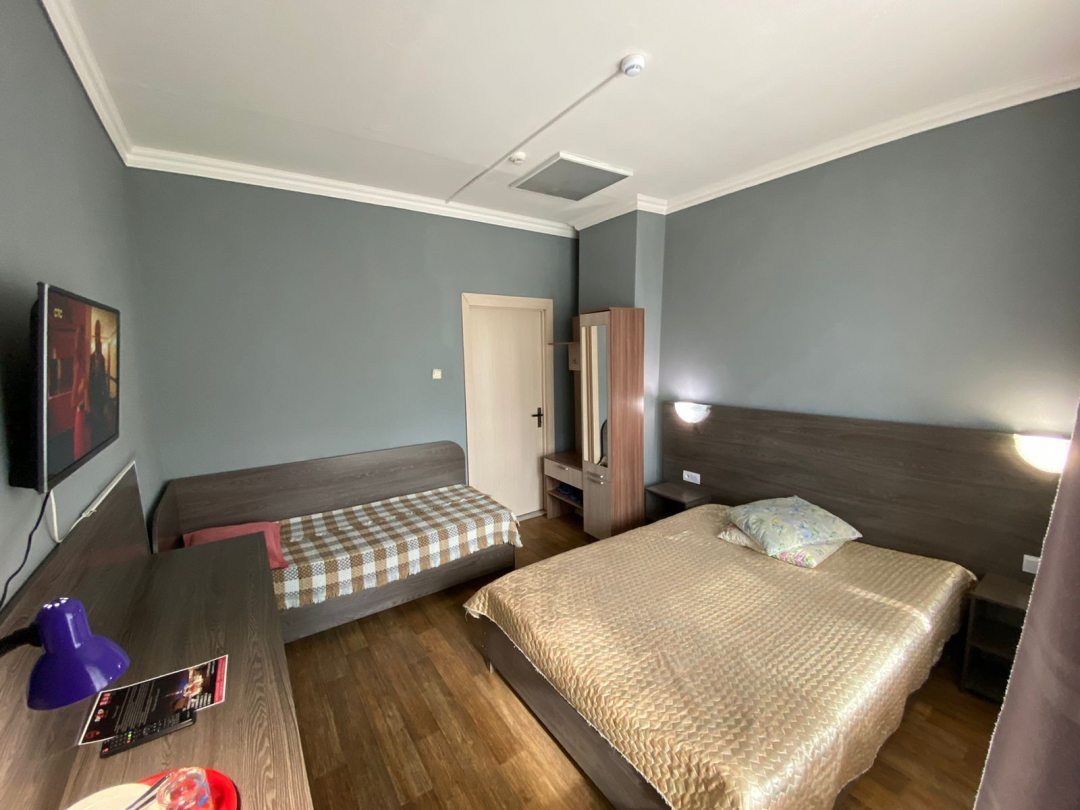 Трёхместный и более (Номер с одной двухспальной и одной односпальной кроватью) гостиницы Лидер, Якутск