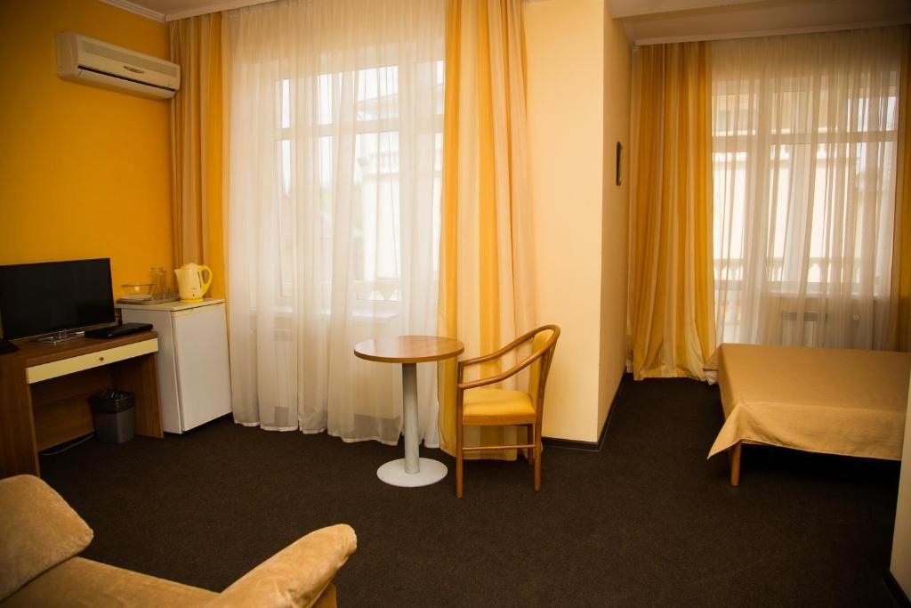 Двухместный (Двухместный номер «Комфорт» с 1 кроватью и балконом) отеля Бавария, Сочи