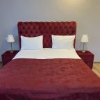 Большая кровать.