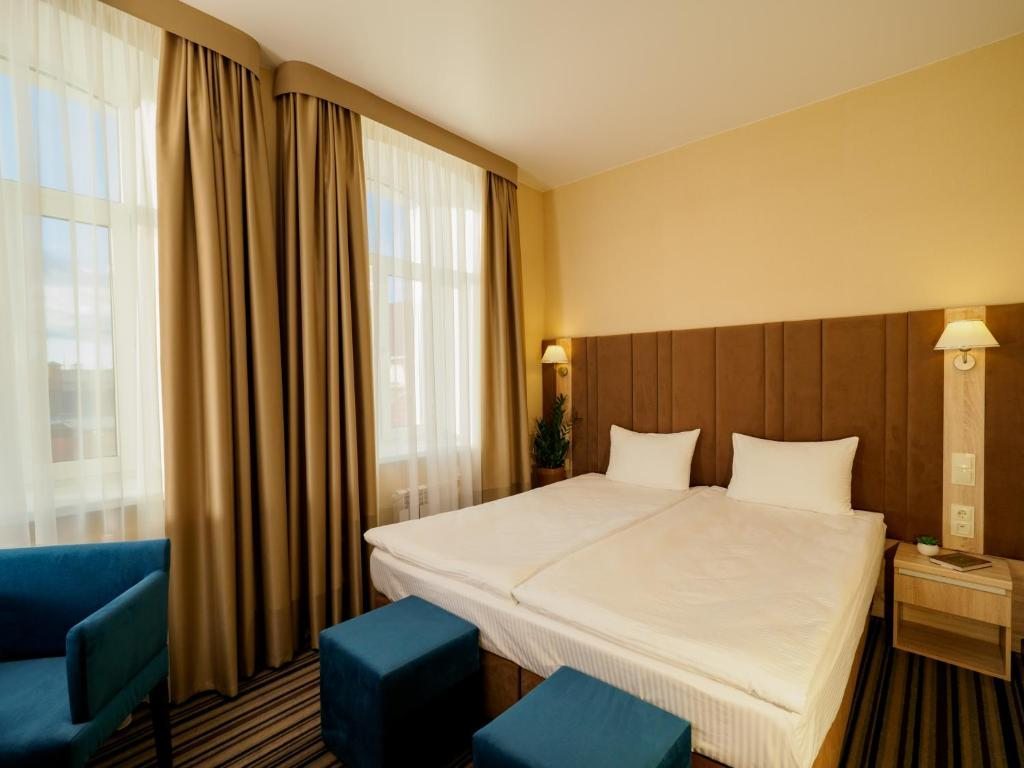Двухместный (Улучшенный двухместный номер с 1 кроватью или 2 отдельными кроватями) отеля Bridge Hotel, Смоленск