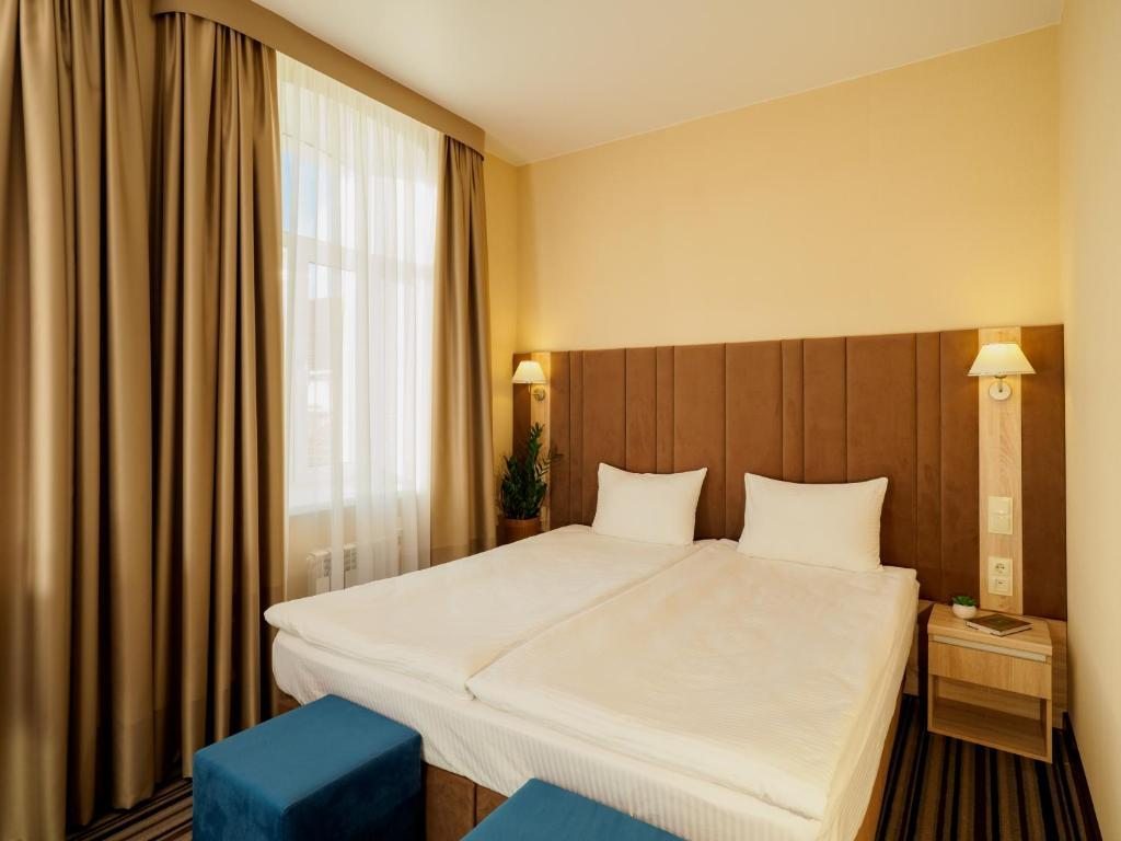 Двухместный (Двухместный номер с 1 кроватью или 2 отдельными кроватями и ванной комнатой) отеля Bridge Hotel, Смоленск