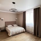 Двуспальная кровать с мягким изголовьем