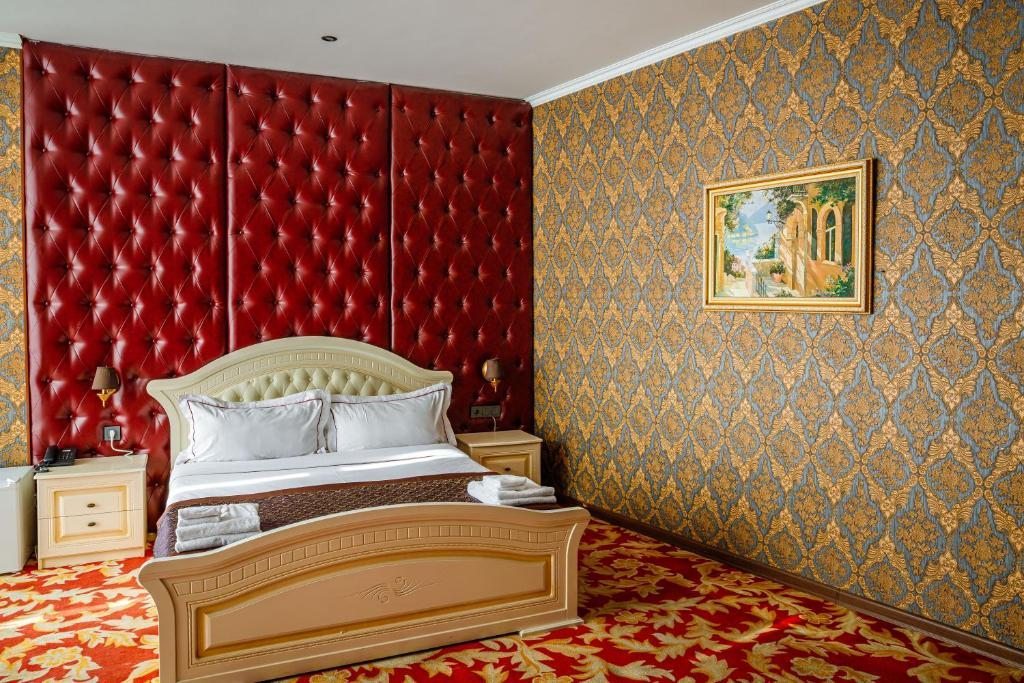 Сьюит (Люкс с кроватью размера «king-size») отеля Grand Opera Hotel, Алматы