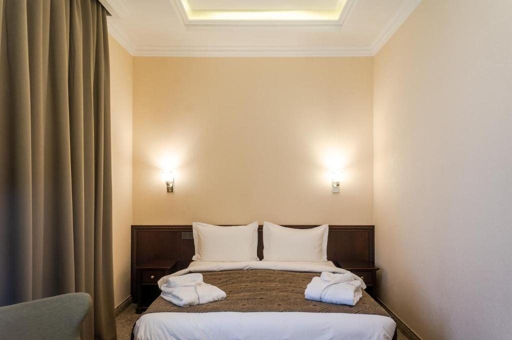 Двухместный (Улучшенный двухместный номер с 1 кроватью или 2 отдельными кроватями) отеля Royal Plus Hotel, Алматы