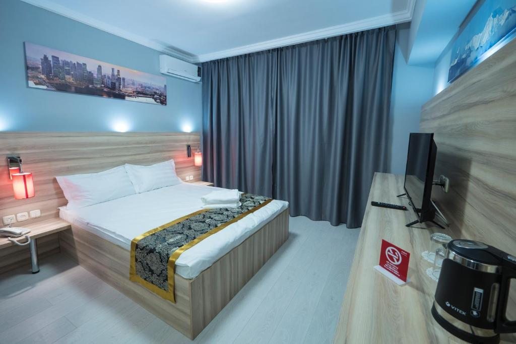 Двухместный (Двухместный номер Делюкс с 1 кроватью и балконом) отеля ASIA Hotel, Алматы