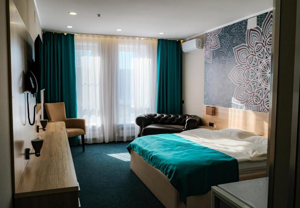Двухместный (Улучшенный номер с кроватью размера «queen-size») отеля Altyn Shatyr Hotel and Restaurant, Аксай (Западно-Казахстанская область), Западно-Казахстанская область