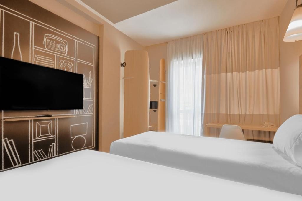 Двухместный (Улучшенный двухместный номер с 2 отдельными кроватями) отеля Ibis Aktobe, Актобе