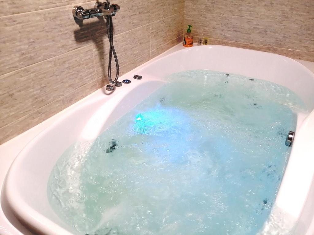 Сьюит (Суперлюкс с гидромассажной ванной) апарт-отеля Jacuzzi Grand Apartments Исторический центр Немига, Минск