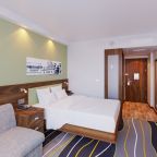 Семейный (Семейный номер с кроватью Queen size и диваном (с завтраком)), Отель Hampton by Hilton Brest