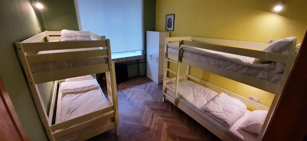 Номер (Кровать в общем 4-местном номере для мужчин и женщин) хостела Pobeda Hostel, Минск