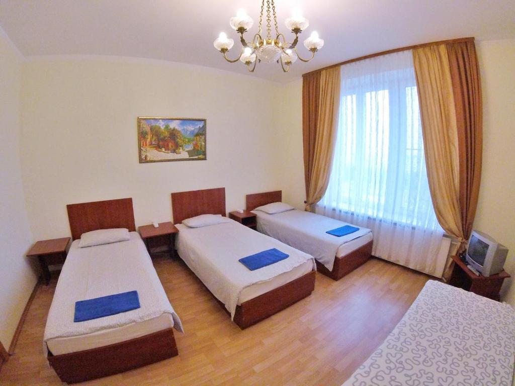 Четырехместный (Четырехместный номер с общей ванной комнатой) отеля ГранПри, Минск