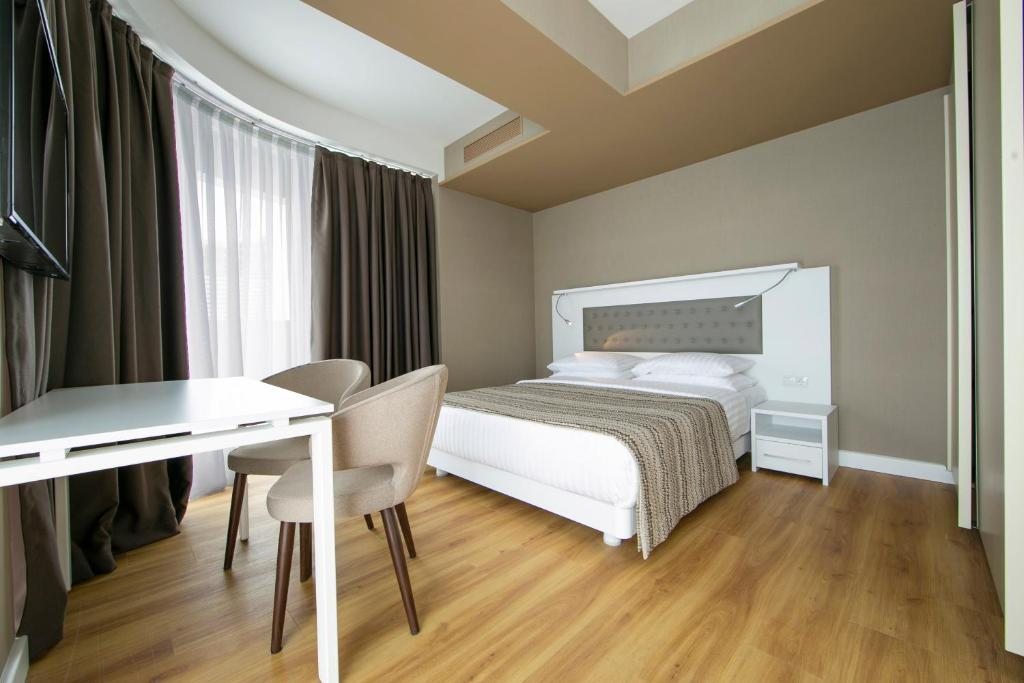 Сьюит (Улучшенный люкс с видом на море) апарт-отеля Alliance Palace Batumi, Батуми