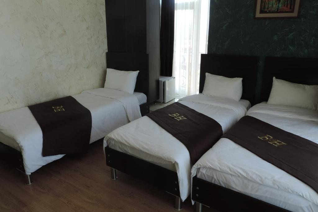 Трехместный (Классический трехместный номер) отеля Beach House Hotel, Батуми
