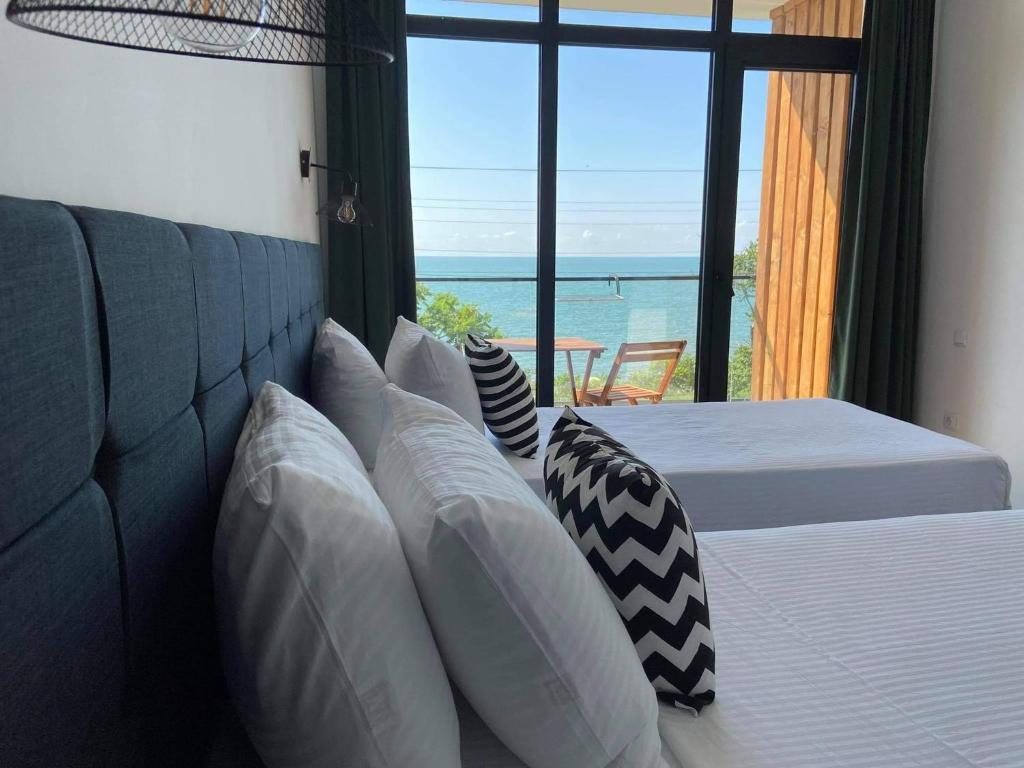 Двухместный (Улучшенный двухместный номер с 2 отдельными кроватями и видом на море) отеля Cabo Verde, Батуми