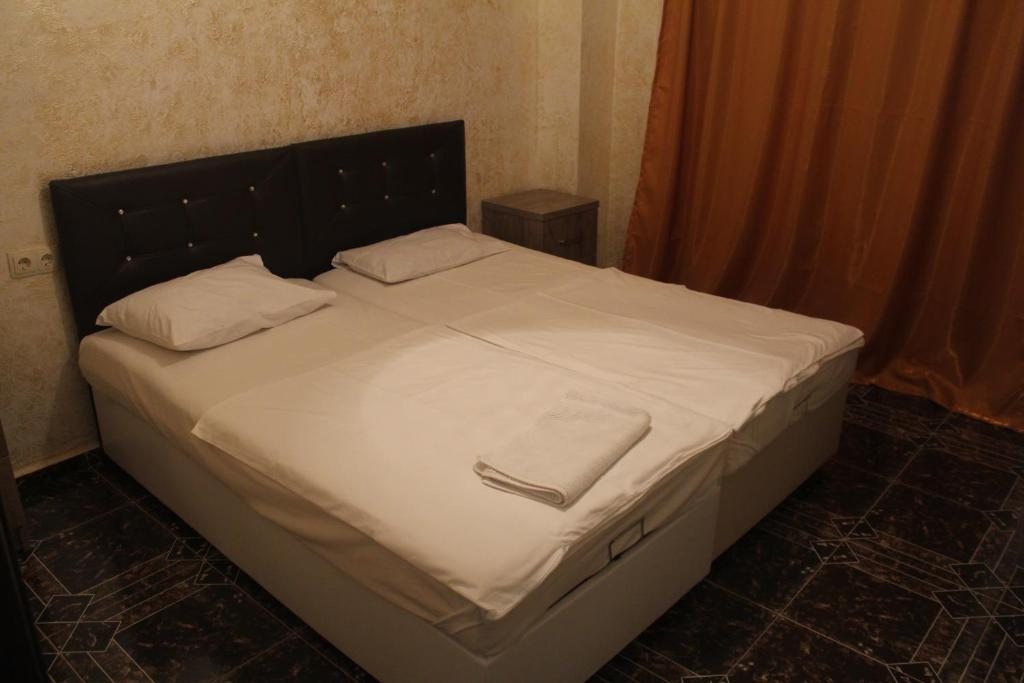 Двухместный (Двухместный номер Делюкс с 1 кроватью (для 2 взрослых и 1 ребенка)) отеля Cozy Corner Hotel, Батуми