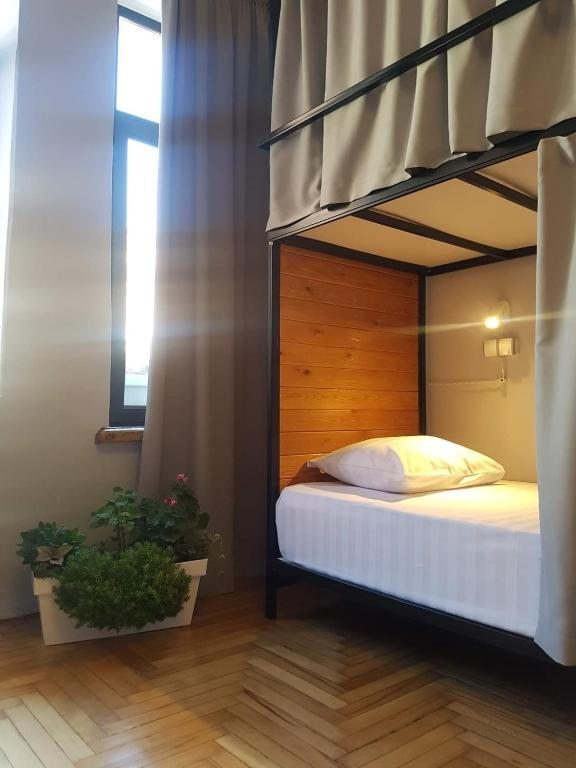 Номер (Кровать в общем номере для мужчин и женщин с 10 кроватями) хостела Hostel Old Batumi, Батуми
