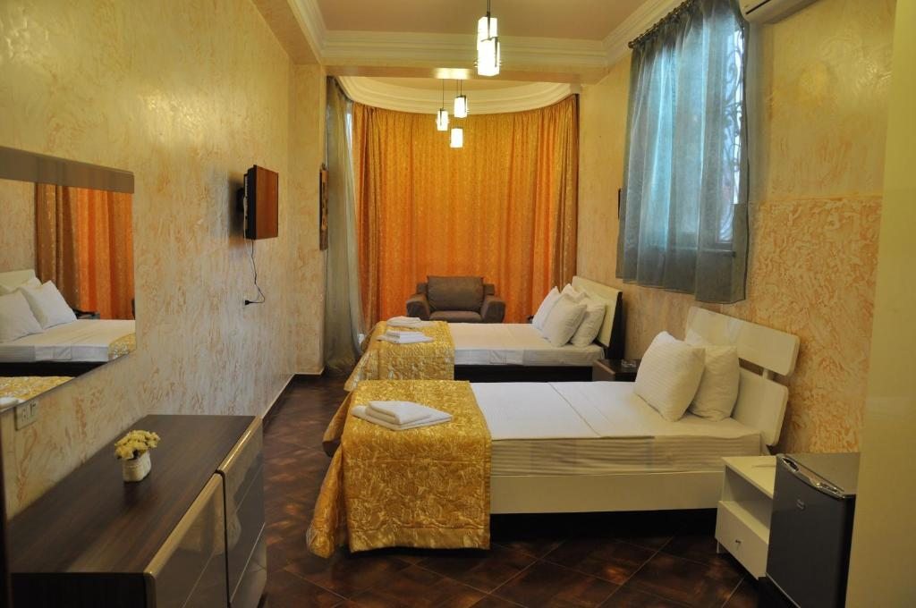 Трехместный (Трехместный номер с балконом) отеля hotel amber, Батуми