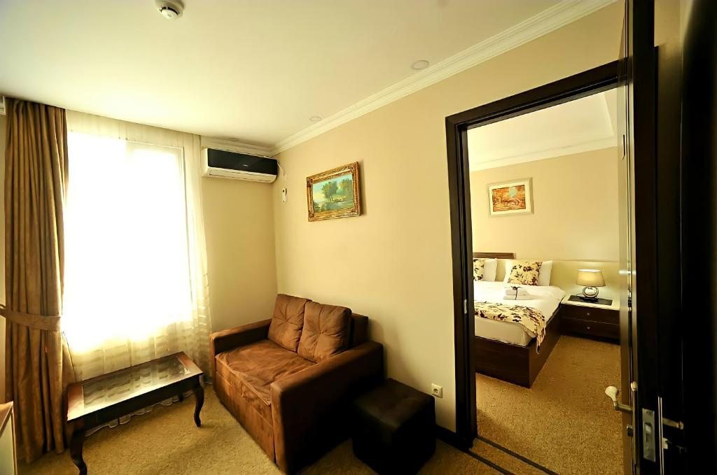 Сьюит (Люкс с кроватью размера «king-size») отеля Hotel Park, Батуми