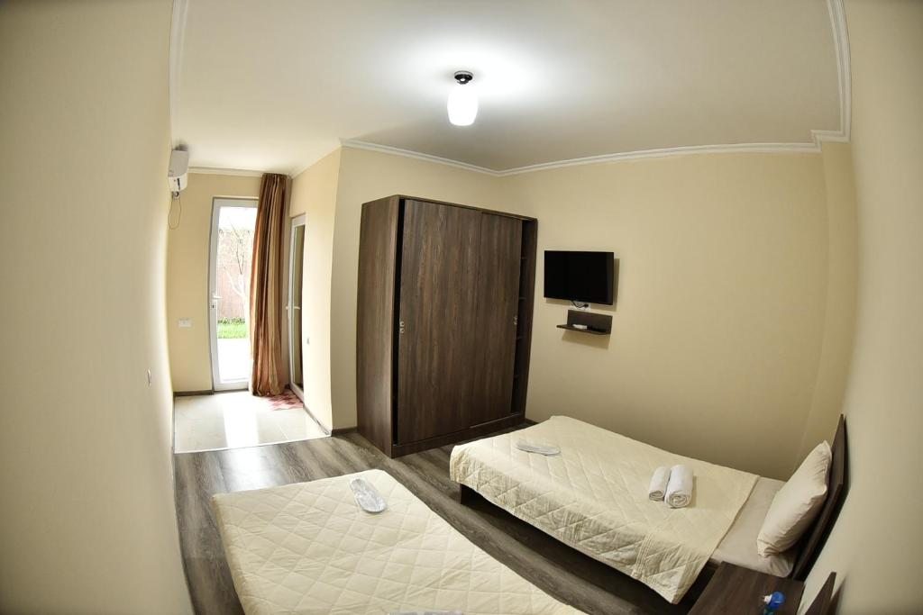 Двухместный (Двухместный номер с 2 отдельными кроватями и балконом) отеля HOTEL SANI, Батуми