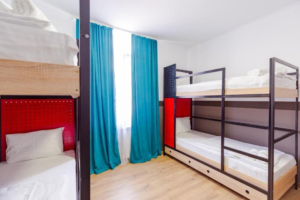Номер (Кровать в общем 4-местном номере для мужчин и женщин) отеля Komuna Hostel & Hotel, Батуми