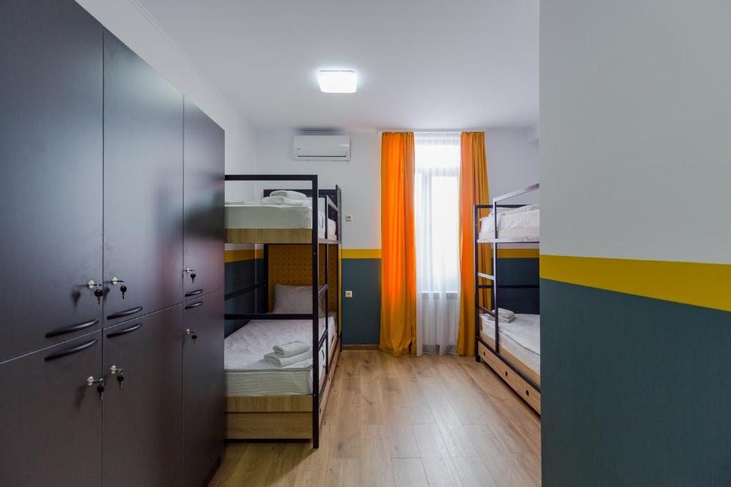 Номер (Кровать в общем 6-местном номере для мужчин и женщин) отеля Komuna Hostel & Hotel, Батуми