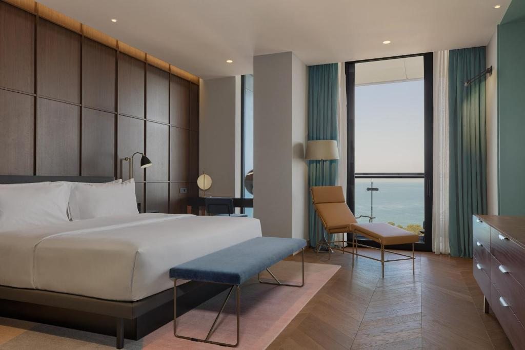 Двухместный (Полулюкс с 1 кроватью размера «king-size», балконом и видом на море) отеля Le Meridien Batumi, Батуми