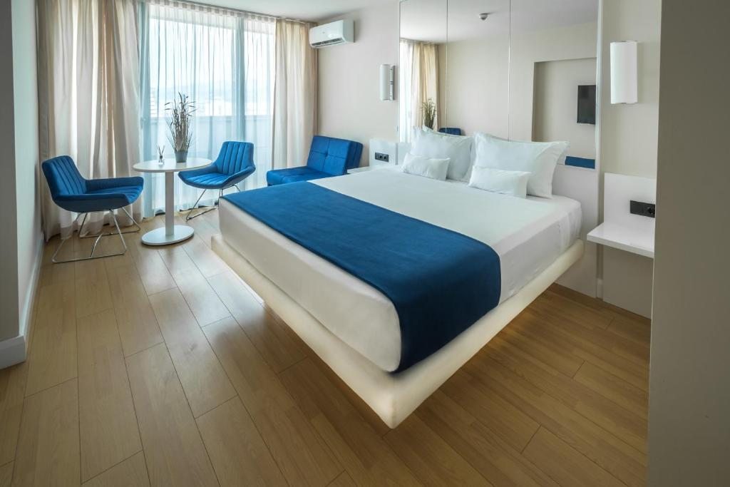 Двухместный (Улучшенный двухместный номер с 1 кроватью) отеля Orbi City Hotel Official, Батуми
