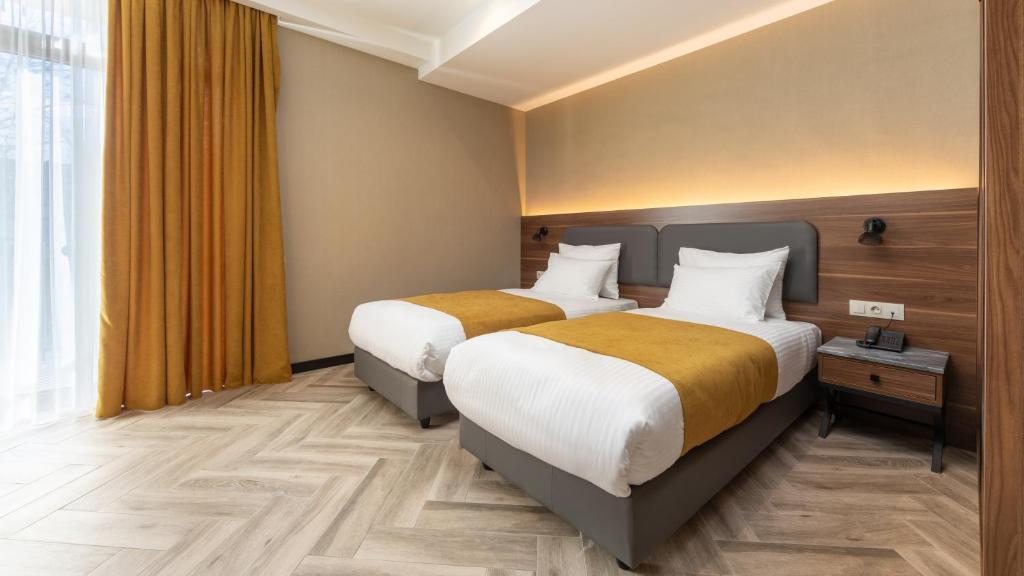 Двухместный (Стандартный двухместный номер с 2 отдельными кроватями) отеля KOMOREBI BAKURIANI RESORT, Бакуриани