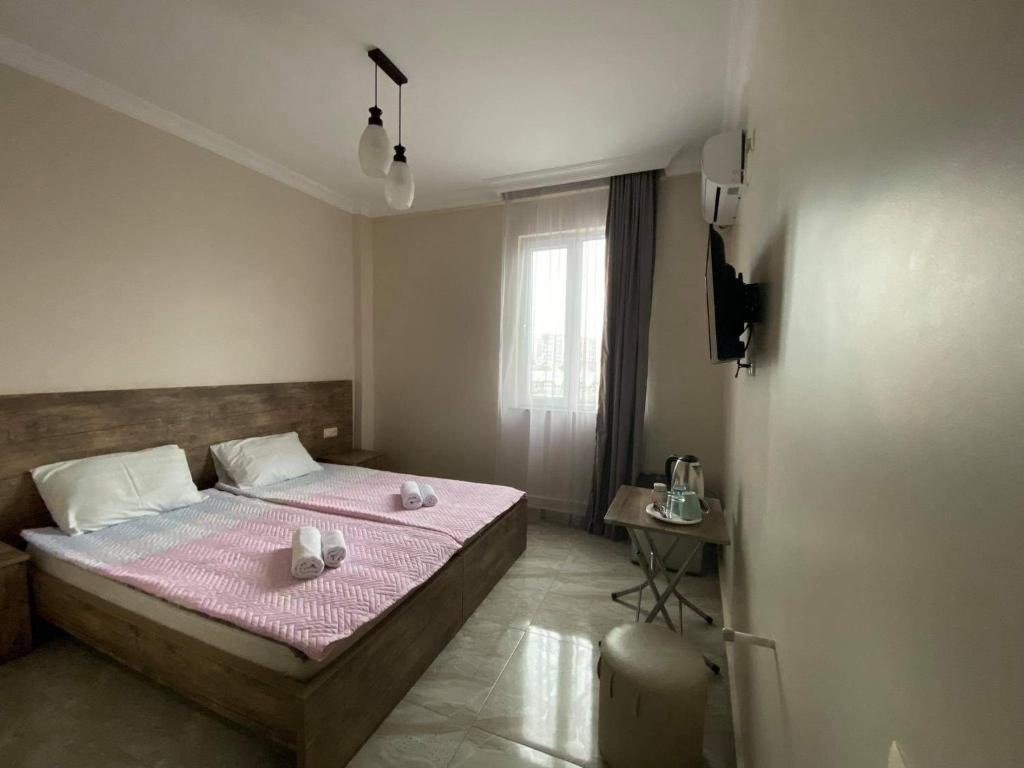 Двухместный (Двухместный номер с 1 кроватью или 2 отдельными кроватями и собственной ванной комнатой) гостевого дома Семейная гостиница, Батуми