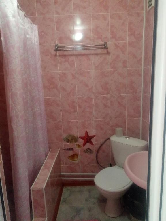 Трехместный (Трехместный номер с ванной комнатой) гостевого дома Огонек, Архипо-Осиповка