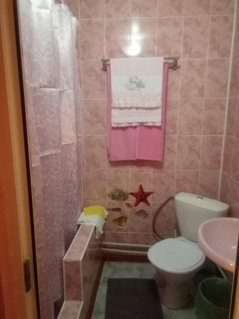 Четырехместный (Четырехместный номер с ванной комнатой) гостевого дома Огонек, Архипо-Осиповка