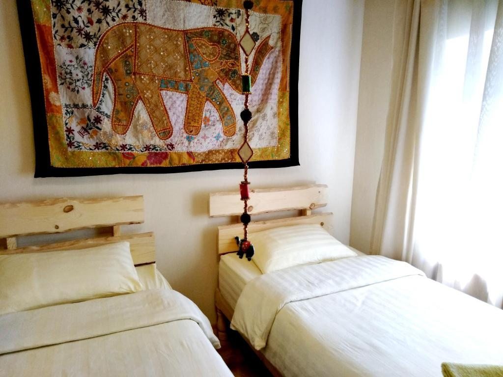 Двухместный (Двухместный номер с 1 кроватью или 2 отдельными кроватями, вид на сад) гостевого дома Evergreen Guesthouse, Каракол (Иссык-Кульская область)