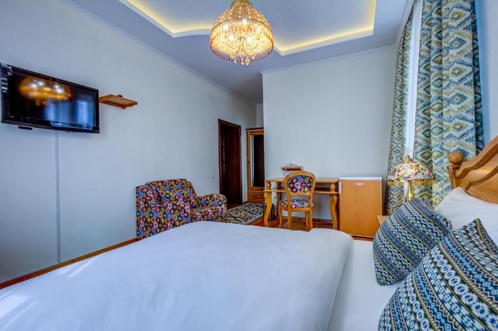 Двухместный (Двухместный номер с 1 кроватью или 2 отдельными кроватями и ванной комнатой) отеля Navat Hotel, Бишкек