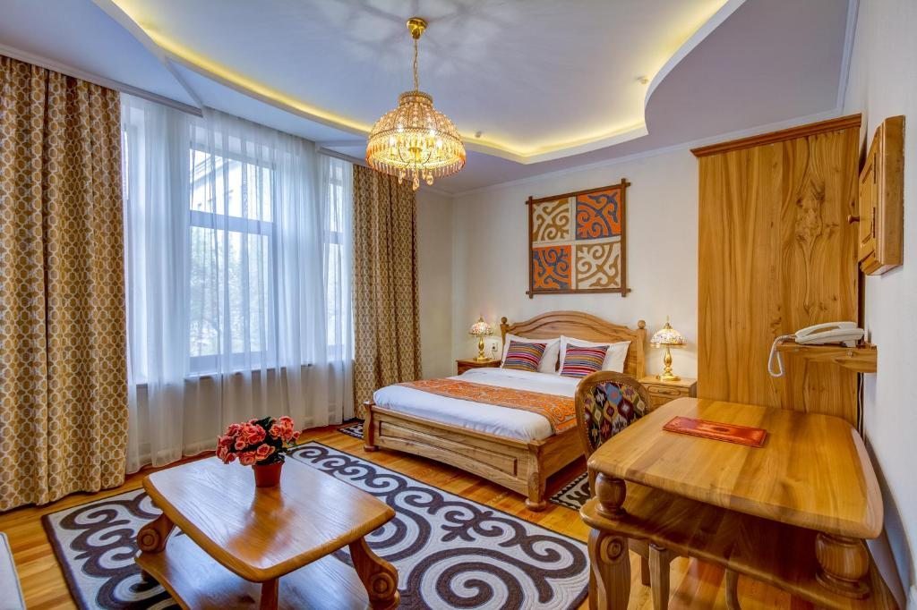 Двухместный (Улучшенный двухместный номер с 1 кроватью) отеля Navat Hotel, Бишкек