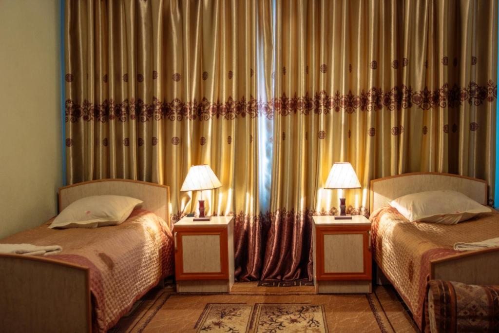 Двухместный (Стандартный номер с 2 односпальными кроватями и диваном) отеля Hotel Enirest, Каракол (Иссык-Кульская область)