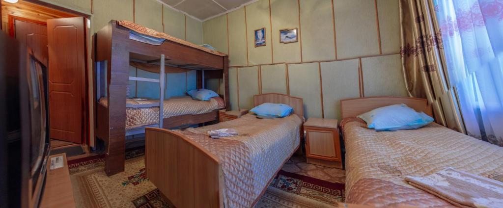 Четырехместный (Четырехместный номер) отеля Hotel Enirest, Каракол (Иссык-Кульская область)