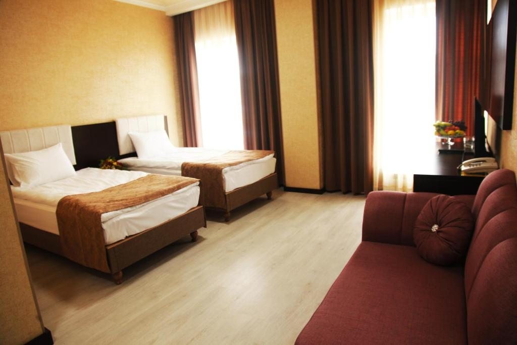 Двухместный (Номер с 2 кроватями размера «queen-size» — Подходит для гостей с ограниченными физическими возможностями) отеля Karagat Hotel, Каракол (Иссык-Кульская область)