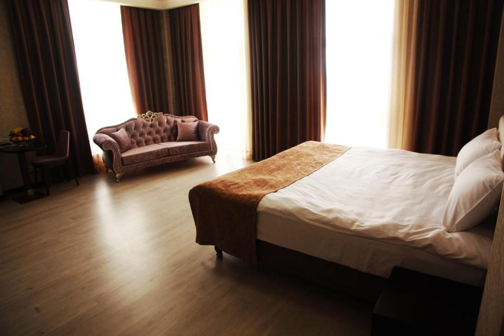Двухместный (Большой двухместный номер с 1 кроватью) отеля Karagat Hotel, Каракол (Иссык-Кульская область)