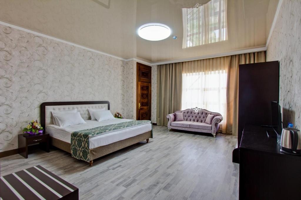 Апартаменты (Апартаменты с 2 спальнями) отеля Karagat Hotel, Каракол (Иссык-Кульская область)