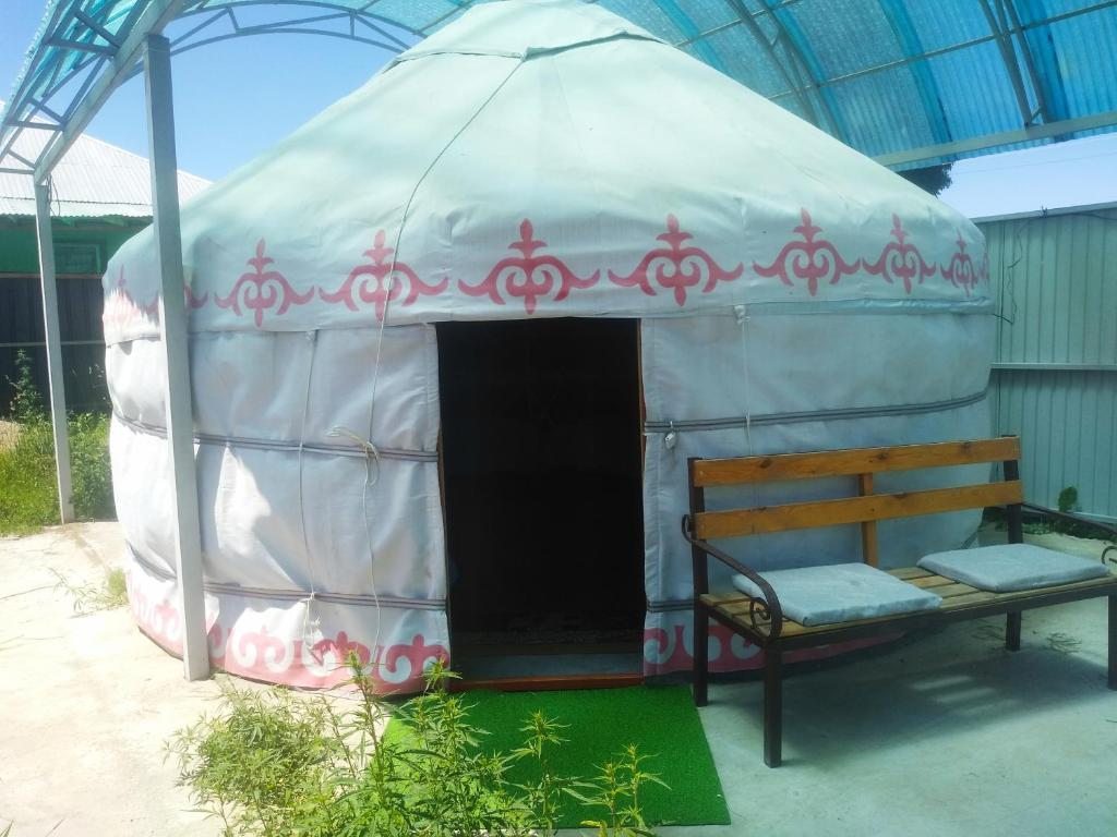 Номер (Шатер) кемпинга Karakol Yurt Lodge, Каракол (Иссык-Кульская область)